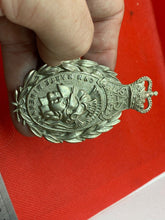 Load image into Gallery viewer, Queen&#39;s Crown 2nd SAS Artists Rifles Cross Belt / Pouch Badge
