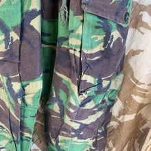 Lade das Bild in den Galerie-Viewer, Britische Armee DPM Camouflage Hose für gemäßigte Temperaturen - 75/80/96 - Vintage Kleidung
