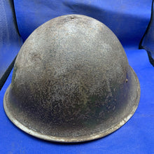 Lade das Bild in den Galerie-Viewer, Original WW2 British/Canadian Army Mk3 Combat Helmet
