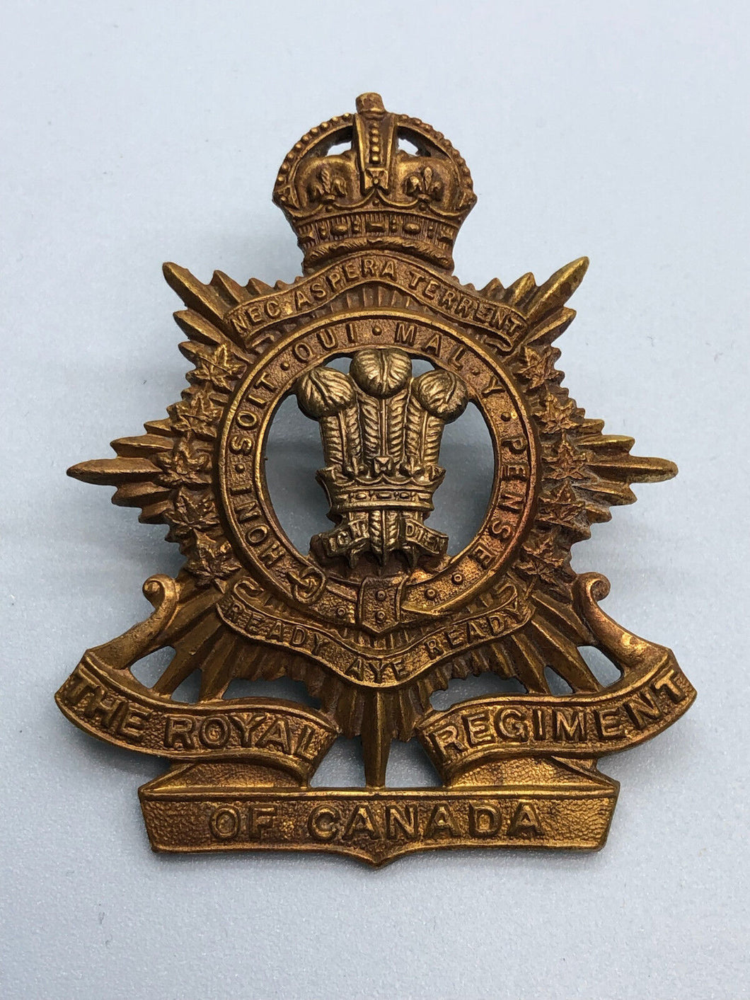 Genuine WW2 Royal Regiment of Canada Cap Badge - Kings Crown