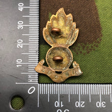 Load image into Gallery viewer, Original British Army WW2 Collar Badge - Royal Artillery - The Militaria Shop
