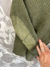 Lade das Bild in den Galerie-Viewer, Echter schwerer Pullover aus olivgrünem Jersey für Herren der britischen Armee – Brustgröße 32 Zoll 
