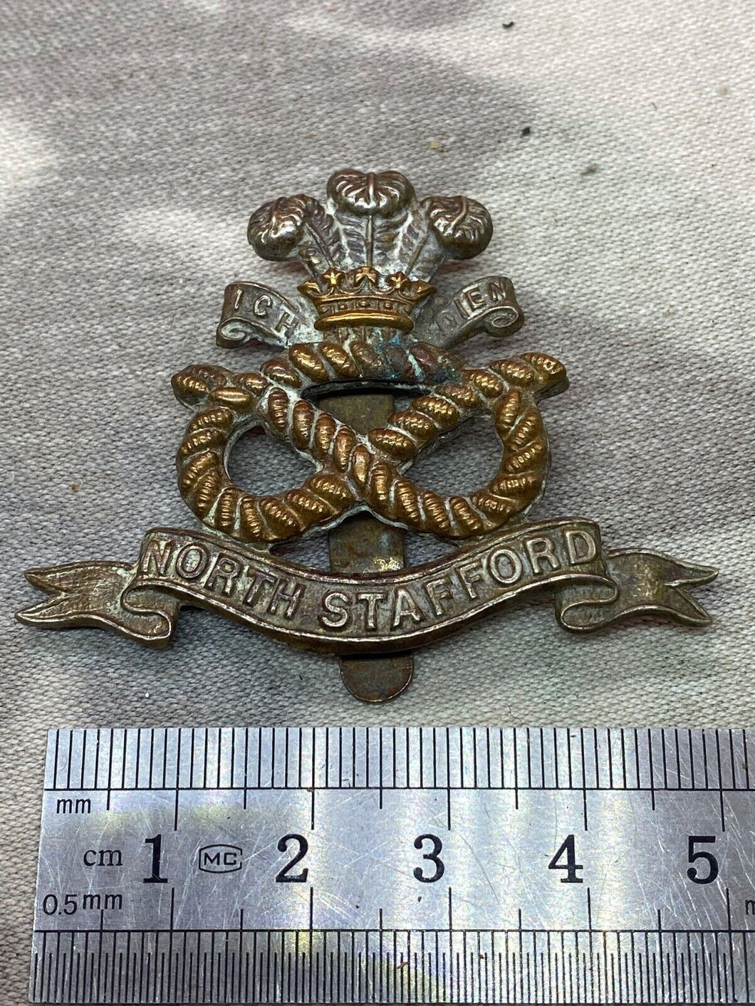 Original WW1 / WW2 British Army North Staffordshire Regiment Cap Badge