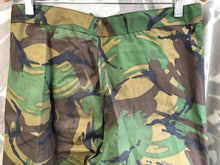 Lade das Bild in den Galerie-Viewer, Genuine British Army DPM Camouflage Waterproof Trousers - Leg 70cm Waist 80cm
