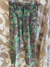 Charger l&#39;image dans la galerie, British Army DPM Camouflaged Temperate Trousers - 75/80/96 - Vintage Clothing
