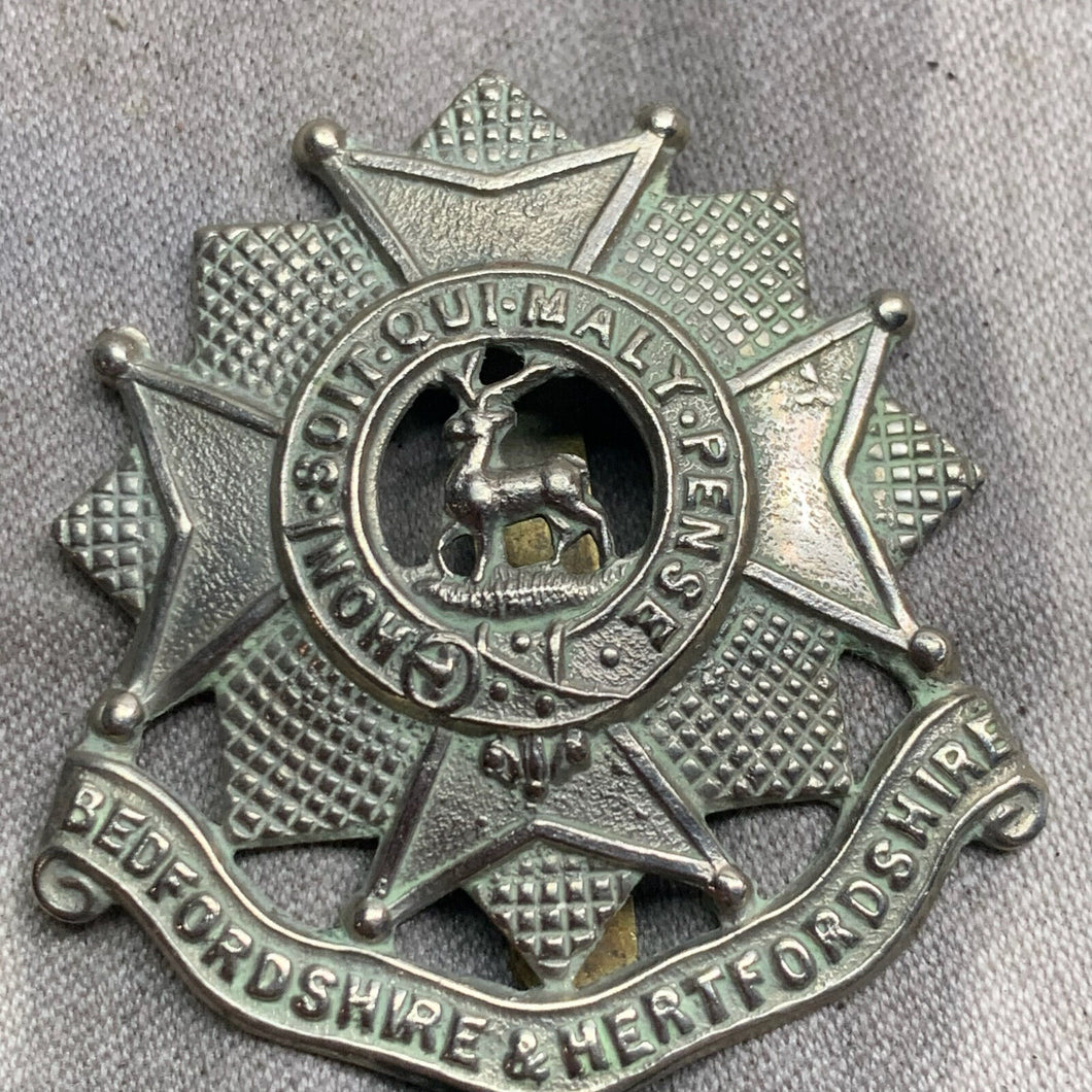 Original WW2 British Army Bedfordshire & Hertfordshire Regiment Cap Badge