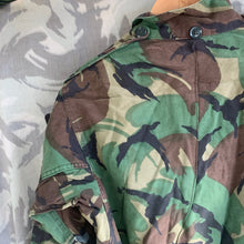 Lade das Bild in den Galerie-Viewer, Originale Kampfjacke im Camouflage-Muster DPM 1968 der britischen Armee – Größe 36&quot; 
