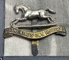 Lade das Bild in den Galerie-Viewer, Original WW2 British Army Cap Badge - 3rd The King&#39;s Own Hussars
