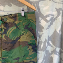 Lade das Bild in den Galerie-Viewer, Genuine British Army DPM Camouflaged Rain Trousers Waterproof PVC - Size 70/80
