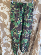 Lade das Bild in den Galerie-Viewer, Britische Armee DPM Camouflage Hose für gemäßigte Temperaturen - 75/80/96 - Vintage Kleidung
