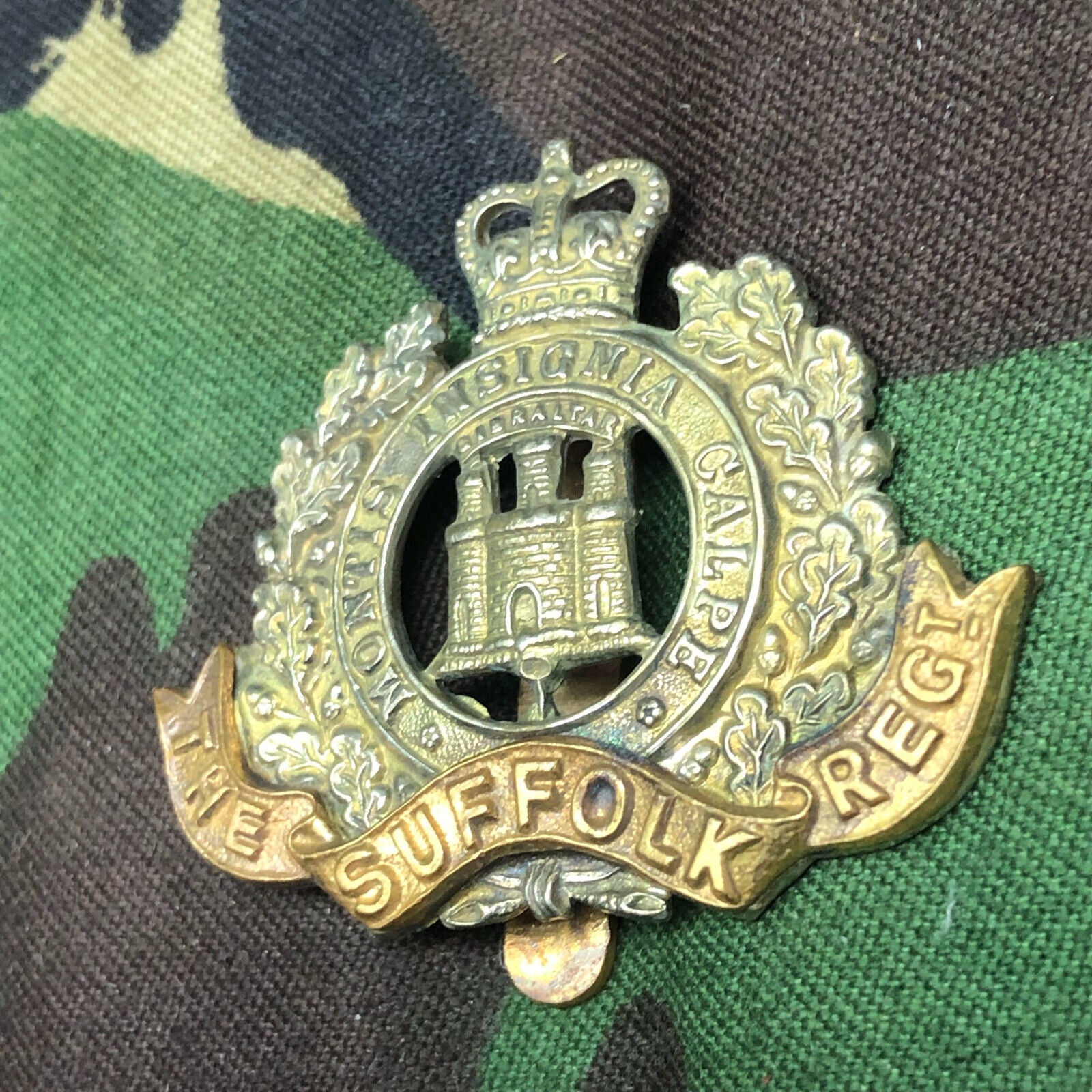 Original British Army The Suffolk Regiment Cap Badge - The Militaria Shop