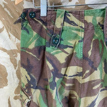 Charger l&#39;image dans la galerie, British Army DPM Camouflaged Temperate Trousers - 75/80/96 - Vintage Clothing
