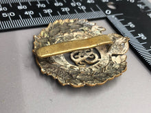 Charger l&#39;image dans la galerie, Original WW1 British Army Cap Badge - Royal Engineers - George V
