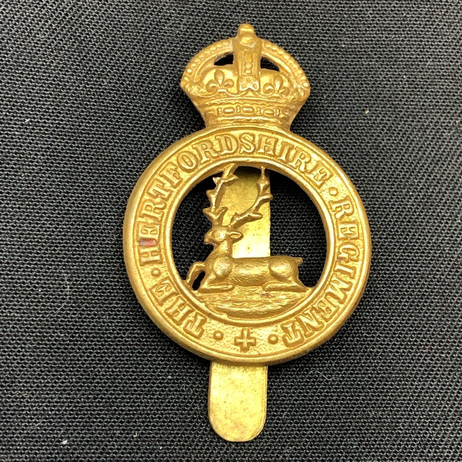 Original British Army WW1 / WW2 The Hertfordshire Regiment Cap Badge - The Militaria Shop