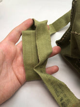 Charger l&#39;image dans la galerie, Original WW2 British Army Assault Lightwieght Gas Mask Bag
