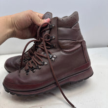 Lade das Bild in den Galerie-Viewer, British Army Surplus Defender Brown Leather Combat Boots - Altberg Size UK 9 M - The Militaria Shop
