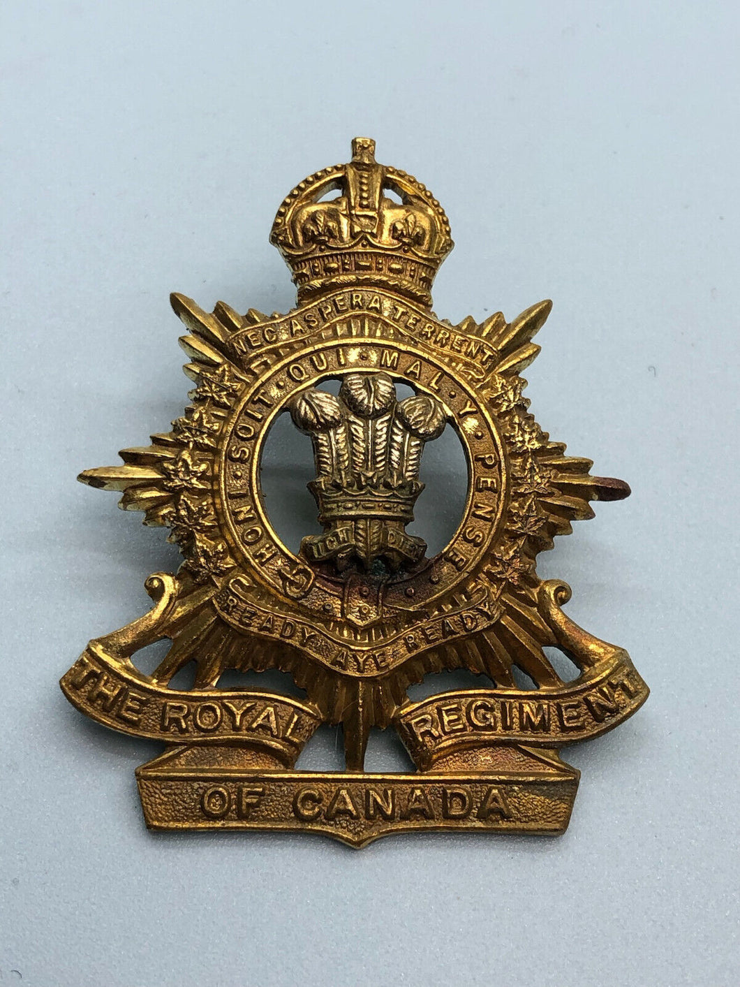 Genuine WW2 Royal Regiment of Canada Cap Badge - Kings Crown