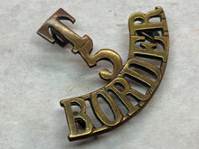 Charger l&#39;image dans la galerie, Original WW1 British Army 5th Border Territorial Battalion Brass Shoulder Title
