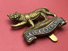 Lade das Bild in den Galerie-Viewer, Original WW2 British Army Leicestershire Regiment Cap Badge - Rare Maker
