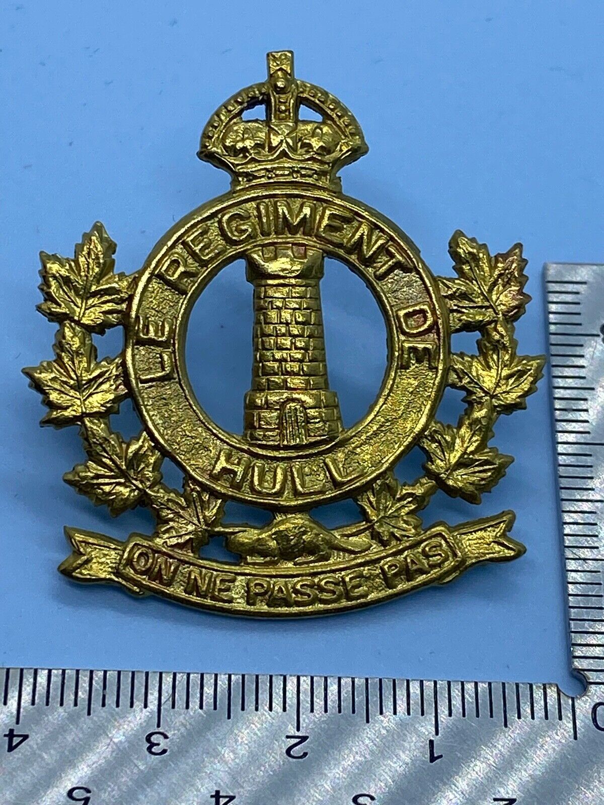 Original Canadian Army - Le Regiment of Hull Cap Badge - The Militaria Shop