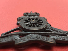 Charger l&#39;image dans la galerie, Original British Army Officers Bronze Royal Artillery Cap Badge

