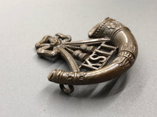 Lade das Bild in den Galerie-Viewer, Original WW2 British Army King&#39;s Shropshire Light Infantry KSLI Cap Badge
