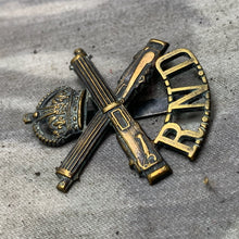 Charger l&#39;image dans la galerie, Original WW1 British Royal Naval Division Machine Gun Corps Cap Badge
