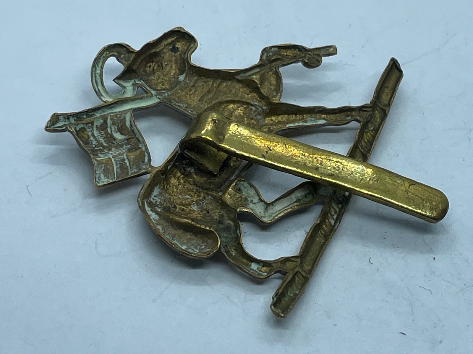 Original WW1 / WW2 Queen's Royal Regiment Cap Badge - The Militaria Shop