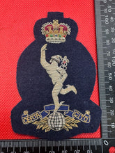 Lade das Bild in den Galerie-Viewer, British Army Bullion Embroidered Blazer Badge - Royal Signals - Queen&#39;s Crown
