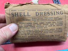 Charger l&#39;image dans la galerie, Original WW2 Dated British ARP First Aid Shell Dressing - 1939 Dated
