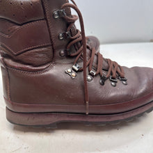Lade das Bild in den Galerie-Viewer, British Army Surplus Defender Brown Leather Combat Boots - Altberg Size UK 9 M - The Militaria Shop
