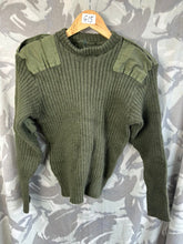 Charger l&#39;image dans la galerie, Genuine British Army Man&#39;s Heavy Jersey Olive Drab Pull Over - Size 36&quot; Chest
