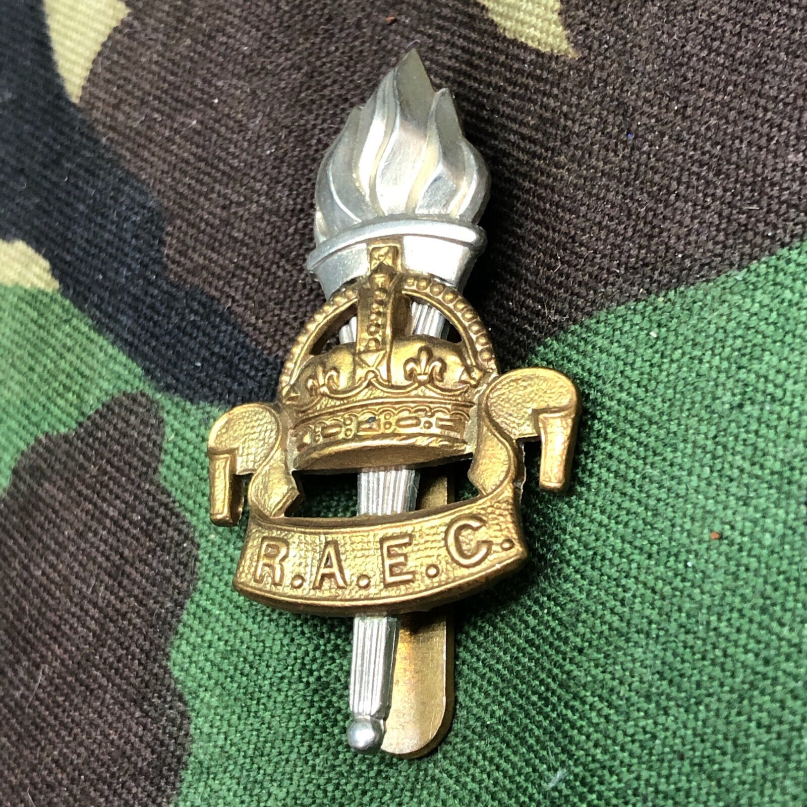 Original WW2 British RAEC Royal Army Education Corps Cap Badge - Kings Crown - The Militaria Shop