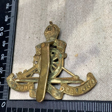 Lade das Bild in den Galerie-Viewer, Original WW2 British Army Royal Artillery RA Cap Badge
