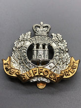 Charger l&#39;image dans la galerie, Genuine British Army The Suffolk Regiment Cap Badge
