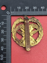 Charger l&#39;image dans la galerie, Genuine Kuwait Army Cap Badge
