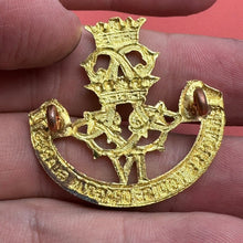 Lade das Bild in den Galerie-Viewer, Genuine WW2 Canadian 4th Princess Louise Dragoon Guards Cap Badge
