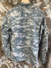 Lade das Bild in den Galerie-Viewer, Geuine US Combat Uniform - Medium Regular - 41&quot; Chest
