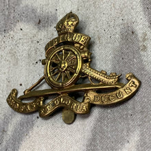 Lade das Bild in den Galerie-Viewer, Original WW2 British Army Royal Artillery RA Cap Badge
