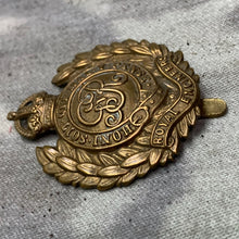 Lade das Bild in den Galerie-Viewer, Original WW2 British Army GV Royal Engineers Cap Badge
