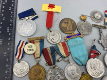 Charger l&#39;image dans la galerie, Bulk Lot of British Coronation &amp; Commemorative Badges, Medals &amp; Coins
