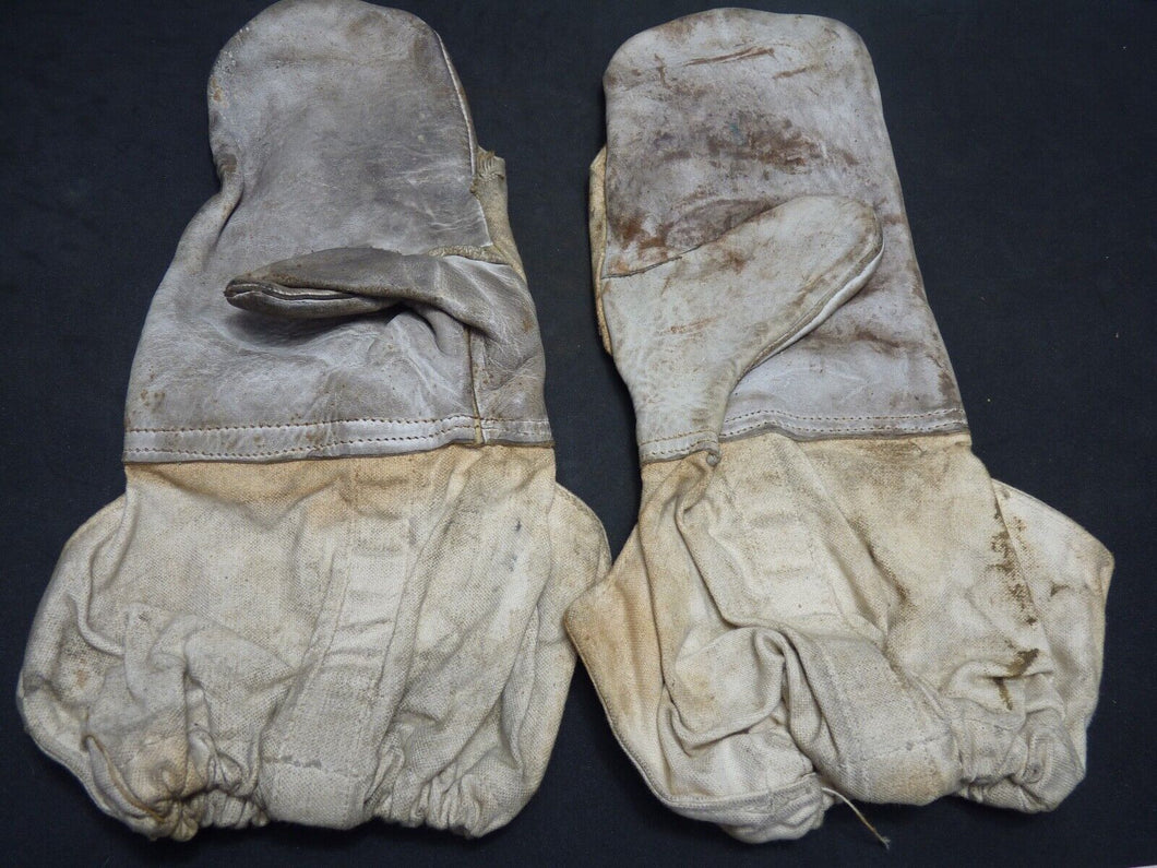 Original WW2 Pattern British Army White Camouflaged Gloves / Gunners Mittens