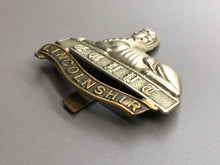 Charger l&#39;image dans la galerie, Original WW1 British Army Lincolnshire Regiment Cap Badge
