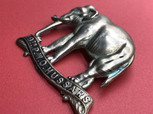 Lade das Bild in den Galerie-Viewer, Original WW1 British Army 19th Prince of Wales Own Hussars Cap Badge
