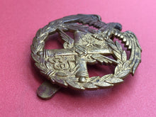 Charger l&#39;image dans la galerie, Genuine Kuwait Army Cap Badge
