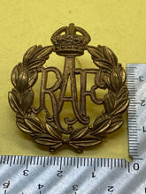 Charger l&#39;image dans la galerie, Original WW2 RAF Royal Air Force Brass Cap Badge
