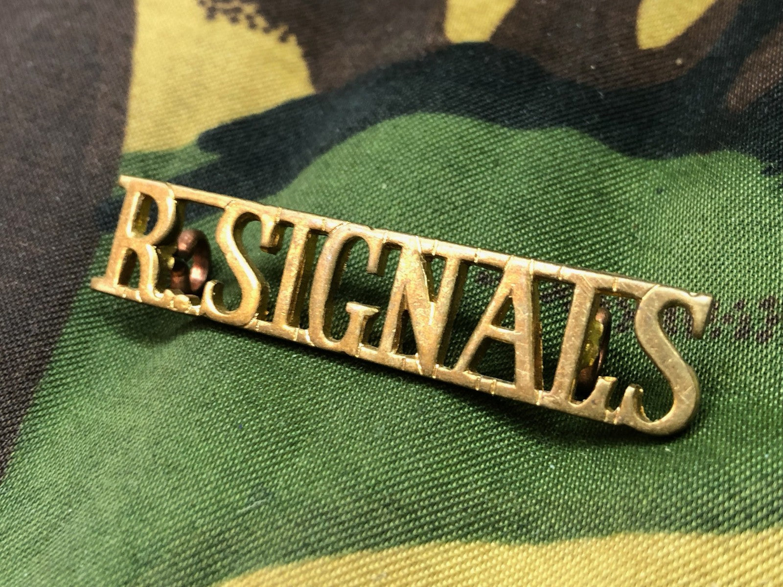 Genuine British Army WW2 Brass Shoulder Title - Royal Signals - The Militaria Shop