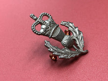 Load image into Gallery viewer, Genuine British Army Queen&#39;s Own Highlanders Collar Badge
