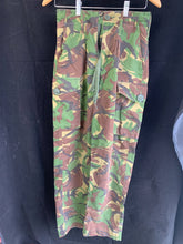 Lade das Bild in den Galerie-Viewer, Genuine British Army DPM Camouflaged Combat Trousers Lightweight - Size 80/72/88
