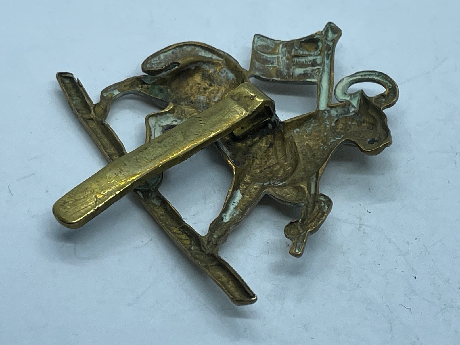 Original WW1 / WW2 Queen's Royal Regiment Cap Badge - The Militaria Shop